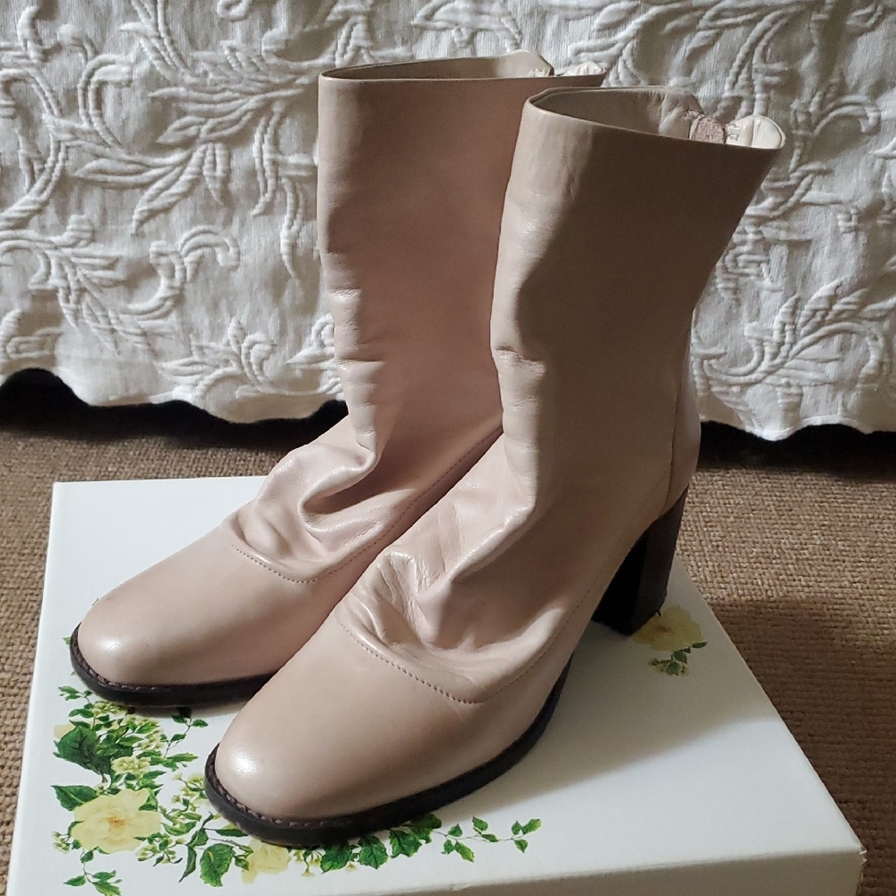 Super Cool Women's Cream Ankle Boots
